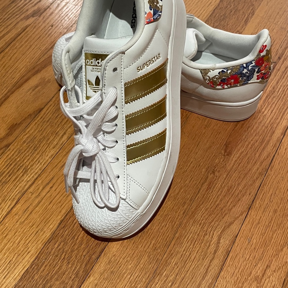Superstar Women’s Adidas White Sneakers with Subtle Details Size: 7.50 - Picture 7 of 8